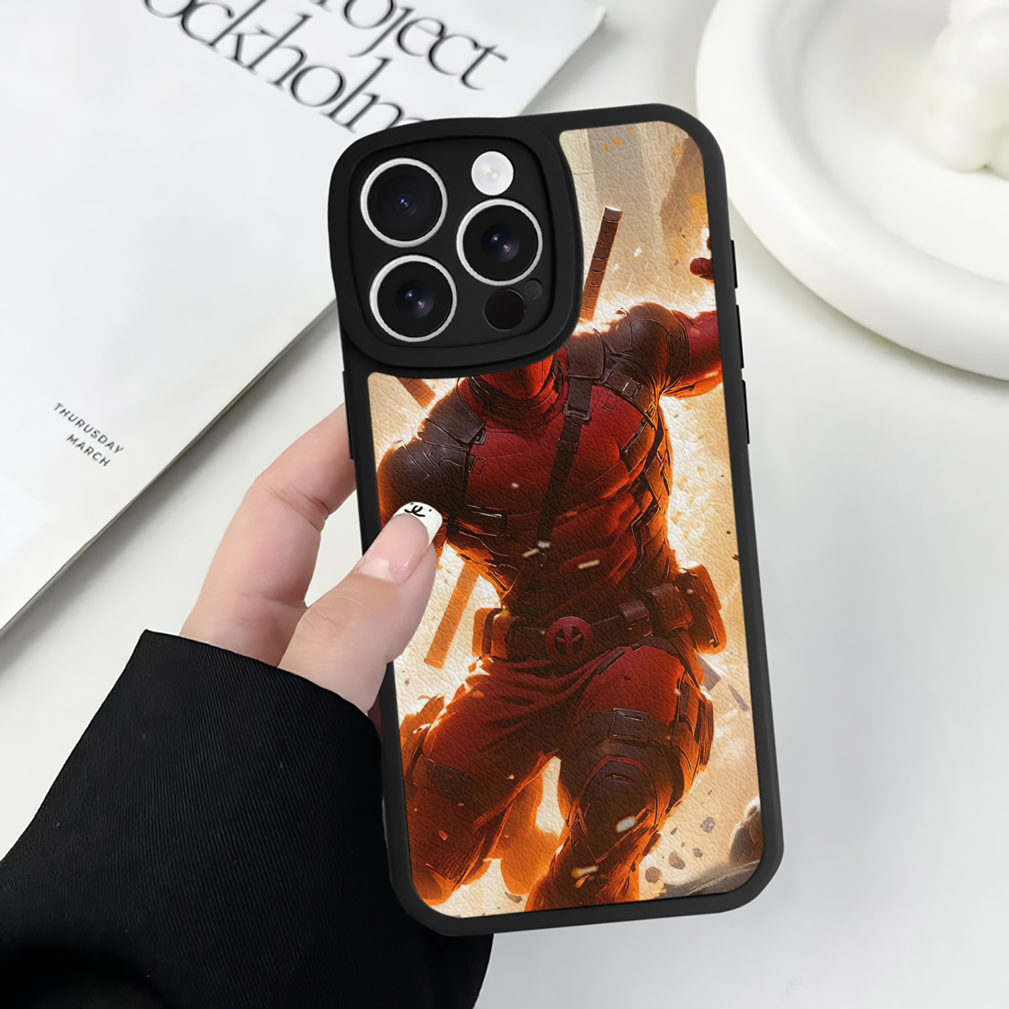 （画像用） Deadpool デッドプール 【iPhone 16シリーズ対応】シリコンスマホケース（レザー調） 材質：シリコン